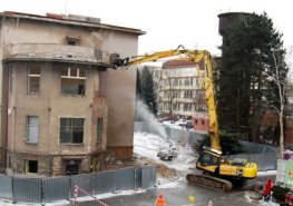 Staré uvolňuje místo novému. V Pardubické nemocnici začala demolice bývalé dětské chirurgie