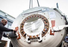 Jeřáb dnes v Pardubické nemocnici instaloval novou magnetickou rezonanci