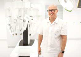 Pardubická nemocnice má nový robotický operační systém. Zákroky provádí s milimetrovou přesností