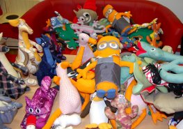 Děti v Pardubické nemocnici dostaly hračky ručně vyrobené ve věznici