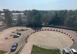 Starý heliport se proměnil na parkovací místa.