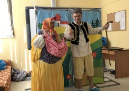 Dětské pacienty do nemocnice přijel rozptýlit medvídek Nebojsa