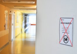 Návštěvy v nemocnicích se vrací do běžného režimu