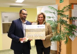 Pardubická nemocnice získala od Nadace Lenky a Romana Šmidberských šek i nové dárce krve