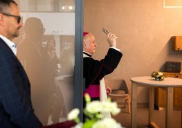 Nemocnice Pardubického kraje otevřela Tichou místnost – nový duchovní prostor pro pacienty, zaměstnance i veřejnost