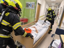 Převoz imobilního pacienta během cvičení