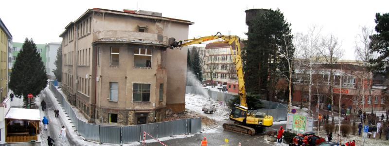 Staré uvolňuje místo novému. V Pardubické nemocnici začala demolice bývalé dětské chirurgie