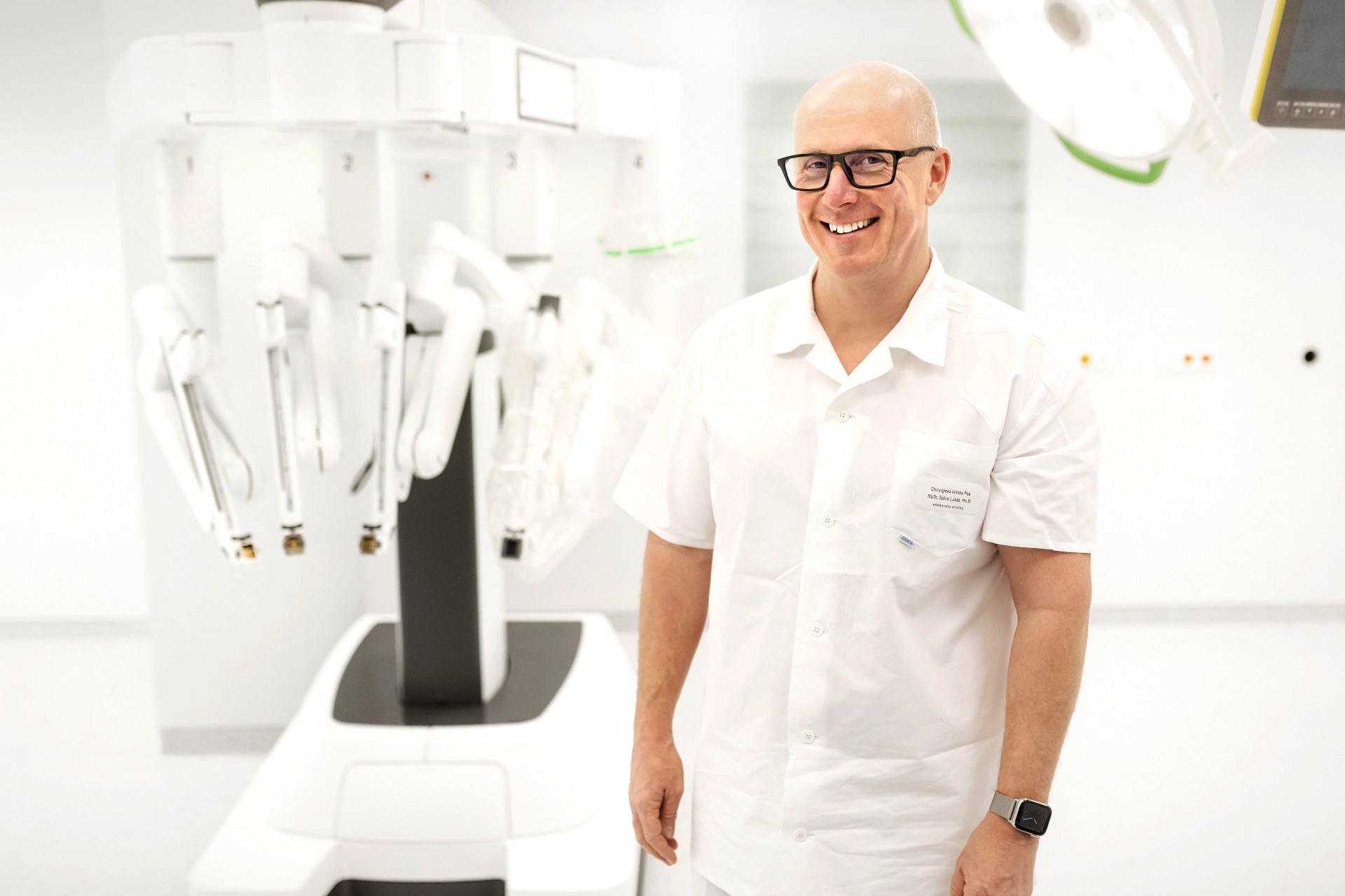 Pardubická nemocnice má nový robotický operační systém. Zákroky provádí s milimetrovou přesností