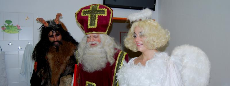 Za dětmi do nemocnice dnes s předstihem přišli Mikuláš, čert a anděl