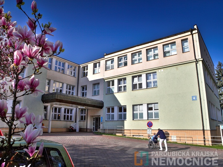 Prodloužení uzavření hlavního vchodu na kardiologii a parkoviště před budovou