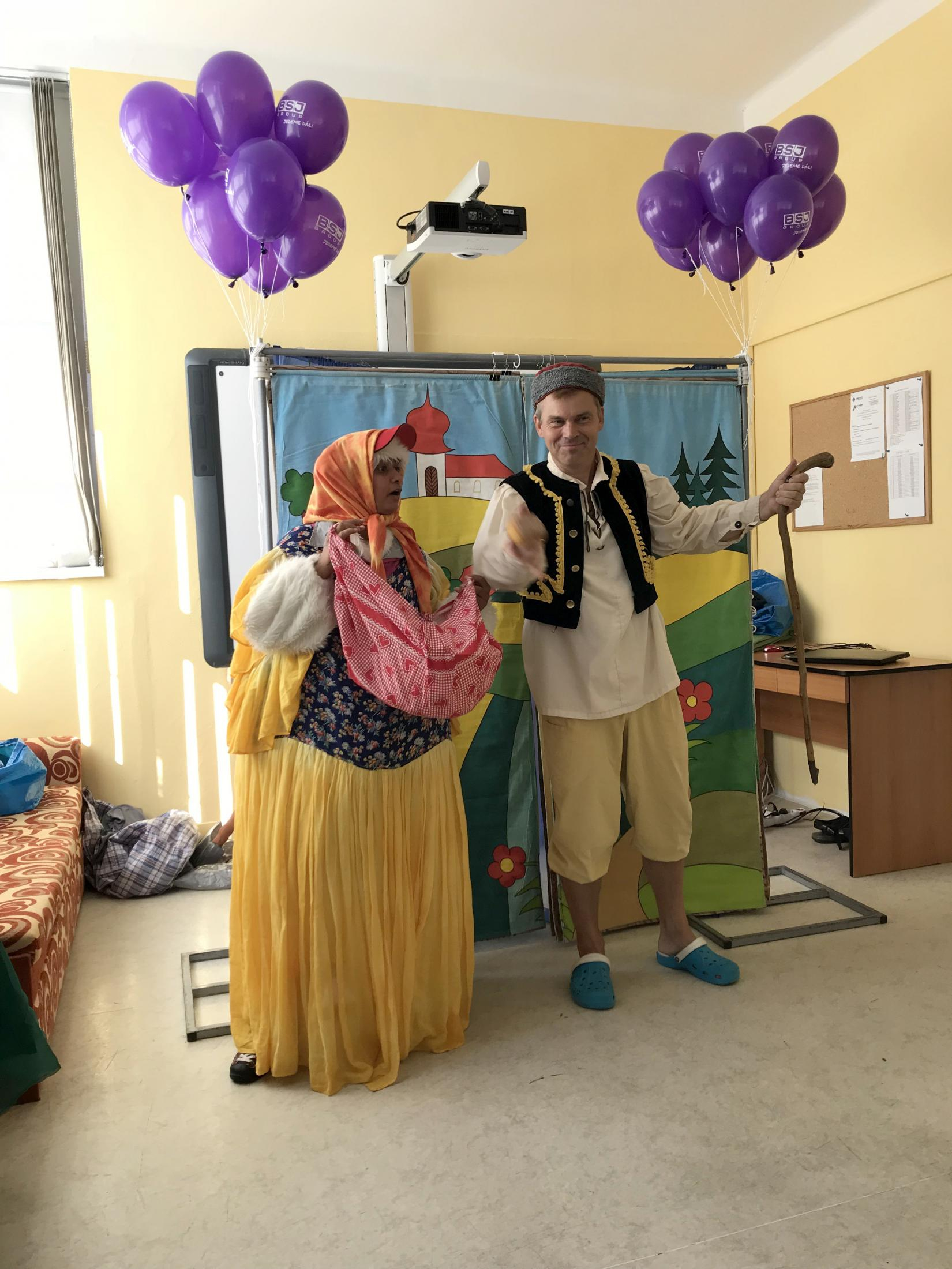 Dětské pacienty do nemocnice přijel rozptýlit medvídek Nebojsa